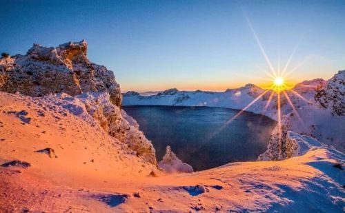 千年积雪万年松 直上人间第一峰 神山圣水奇林仙果 长白山欢迎您