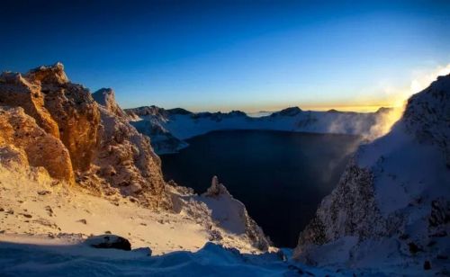 千年积雪万年松 直上人间第一峰 神山圣水奇林仙果 长白山欢迎您