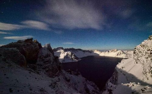 千年积雪万年松 直上人间第一峰 神山圣水奇林仙果 长白山欢迎您