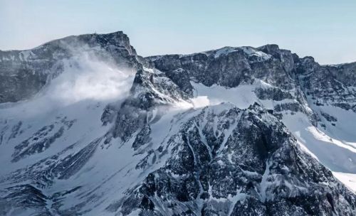 千年积雪万年松 直上人间第一峰 神山圣水奇林仙果 长白山欢迎您