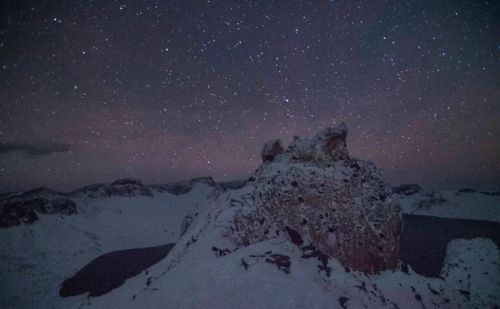 千年积雪万年松 直上人间第一峰 神山圣水奇林仙果 长白山欢迎您