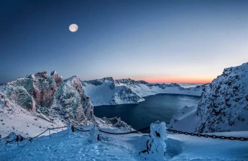 千年积雪万年松 直上人间第一峰 神山圣水奇林仙果 长白山欢迎您