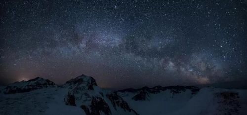 千年积雪万年松 直上人间第一峰 神山圣水奇林仙果 长白山欢迎您