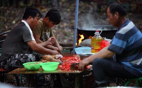 云南傣族大伙吃大锅饭的场面，经历一次真的很有意义