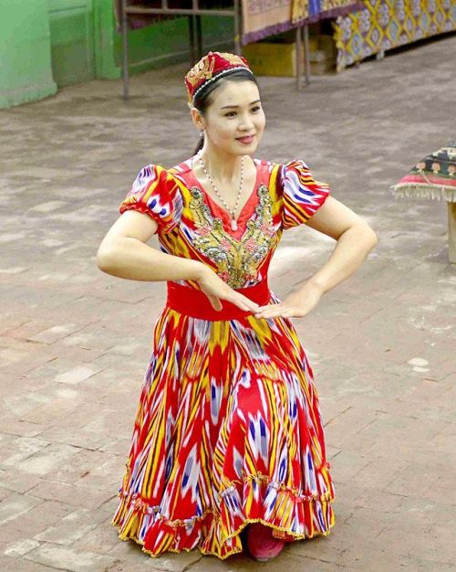 为什么新疆的姑娘如此的能歌善舞呢(新疆姑娘为什么都很美)