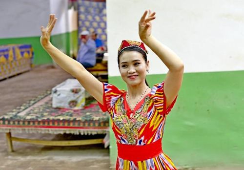 为什么新疆的姑娘如此的能歌善舞呢(新疆姑娘为什么都很美)