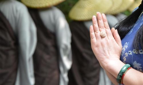 双手合十应该怎么合?在佛教中代表什么意义(双手合十是佛教吗)