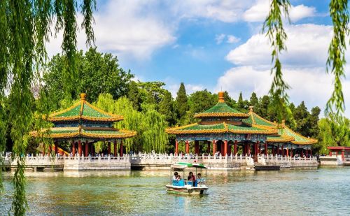 北海公园位于北京市中心区，与中海、南海合称三海