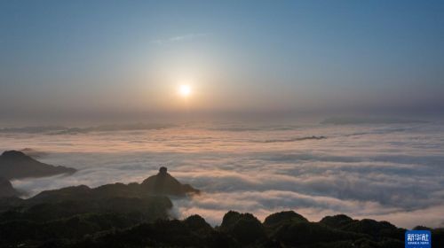 重庆金佛山：云绕山峦春色美