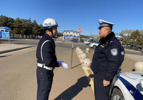 交警假期坚守岗位保平安(交警节日坚守岗位)