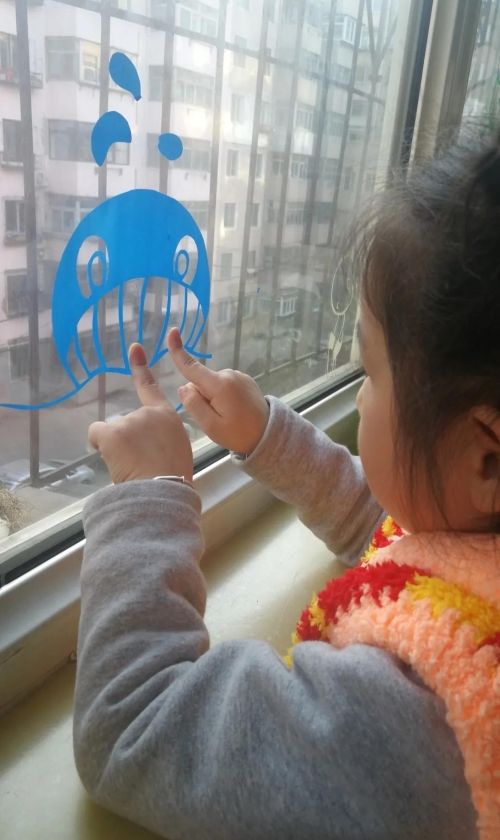 幼儿园玻璃手工贴画简单(幼儿园玻璃贴画制作过程)