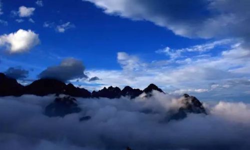 九峰山的云海和雪景(龙门山和九峰山哪个好玩些)