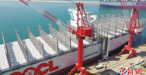 全球最大级别2.4万箱级超大型集装箱船出海试航