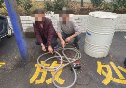 盗窃挖掘机柴油2000余斤，两名“油耗子”落网