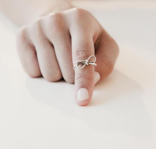 女人左手中指戴戒指 这有什么含义呢(女人左手中指戴戒指是什么意思?)