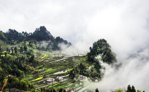 艰难跋涉30里崎岖羊肠山路，亲历体验山里人生活的艰辛