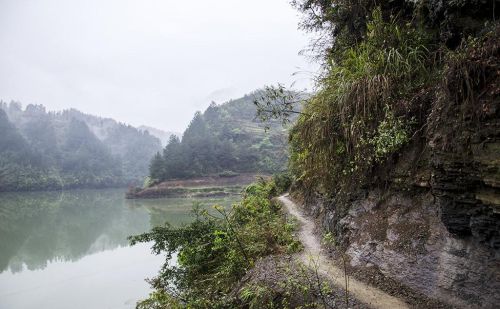 艰难跋涉30里崎岖羊肠山路，亲历体验山里人生活的艰辛