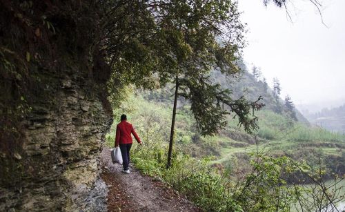 艰难跋涉30里崎岖羊肠山路，亲历体验山里人生活的艰辛