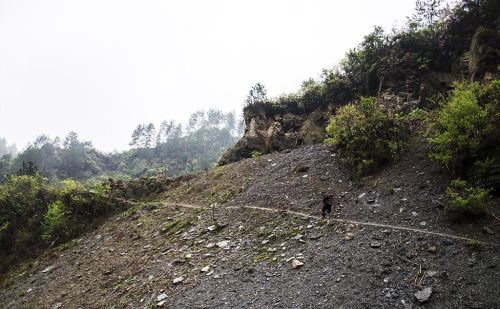 艰难跋涉30里崎岖羊肠山路，亲历体验山里人生活的艰辛