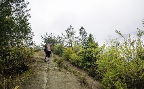 艰难跋涉30里崎岖羊肠山路，亲历体验山里人生活的艰辛