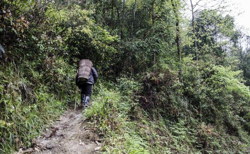 艰难跋涉30里崎岖羊肠山路，亲历体验山里人生活的艰辛