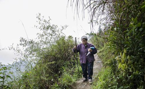 艰难跋涉30里崎岖羊肠山路，亲历体验山里人生活的艰辛