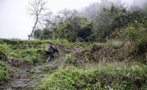 艰难跋涉30里崎岖羊肠山路，亲历体验山里人生活的艰辛