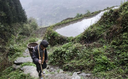 艰难跋涉30里崎岖羊肠山路，亲历体验山里人生活的艰辛