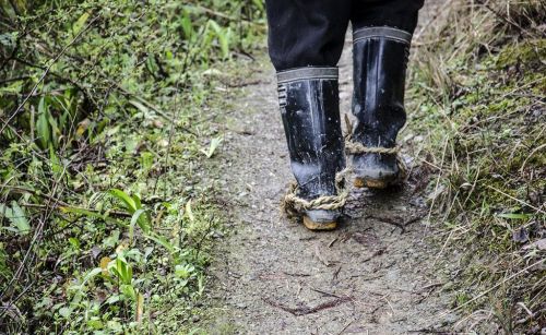 艰难跋涉30里崎岖羊肠山路，亲历体验山里人生活的艰辛