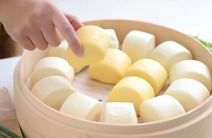 包子粘在纱布上