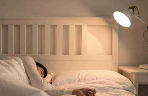开灯睡觉对身体有什么影响吗(开灯睡觉对身体有什么影响,能诱发高血压吗)