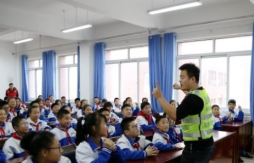 白岩松谈课间十分钟鸦雀无声(白岩松评价中小学生课间鸦雀无声)