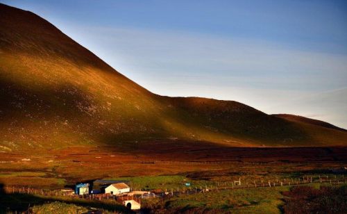 英国最远小岛，盛产可爱的矮脚马，只有30人居住生活惬意