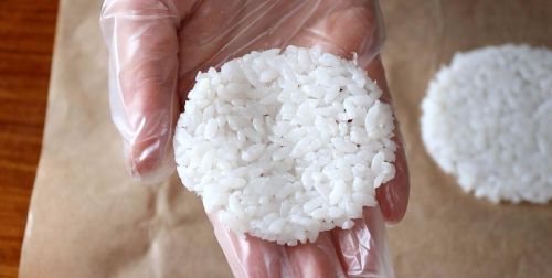 剩米饭怎么做海苔米饭团子(用剩米饭做米饼的做法)