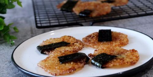剩米饭怎么做海苔米饭团子(用剩米饭做米饼的做法)