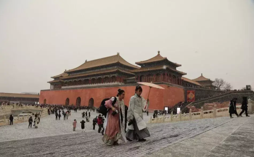 我慢慢地听雪落下的声音是什么歌的歌词(我慢慢地听雪落下的声音歌词)