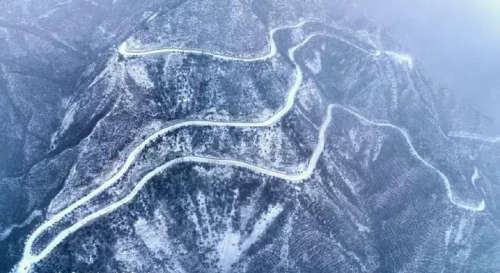 我慢慢地听雪落下的声音是什么歌的歌词(我慢慢地听雪落下的声音歌词)