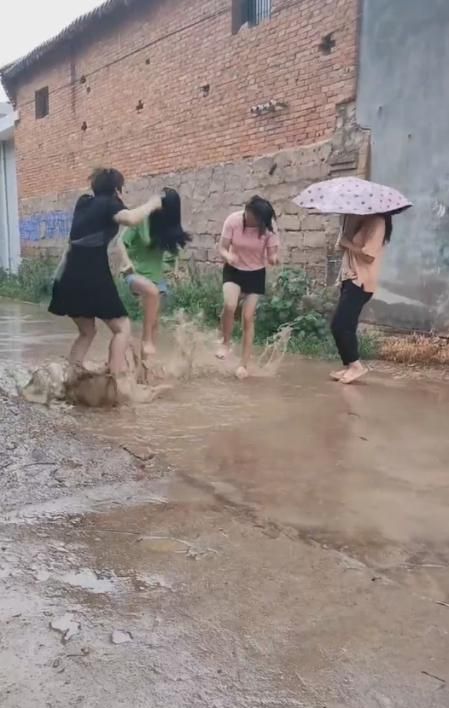 大雨中女子踩空跌落污水井(在雨中踩水坑)