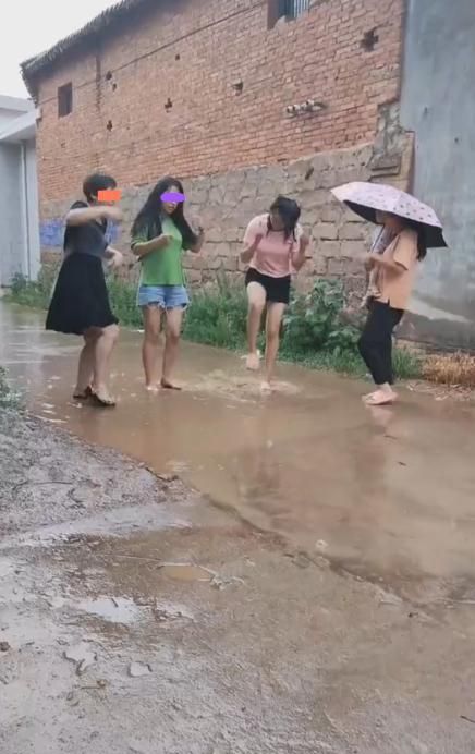 大雨中女子踩空跌落污水井(在雨中踩水坑)