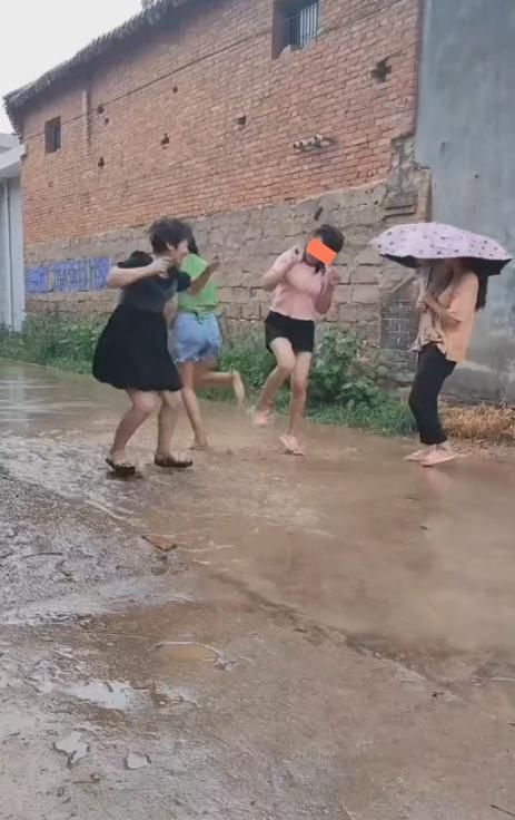 大雨中女子踩空跌落污水井(在雨中踩水坑)