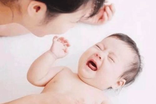 一岁宝宝脖子有淤血点(1岁宝宝脖子上有出血点)