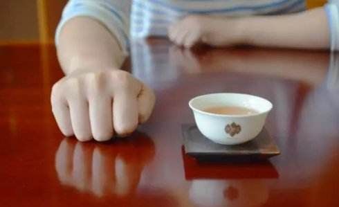 广东别人倒茶时为什么敲桌子(为什么广东人倒茶要敲桌子)