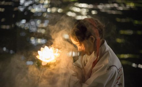 他是一个人,他是一个神(他是一个神秘的人)