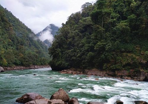 独龙族的故乡独龙江，江水清如蓝，风景美如画