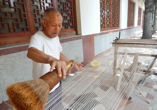 越洗越软的绸子,原来是这样制造出来的(绸子用什么料做的?)