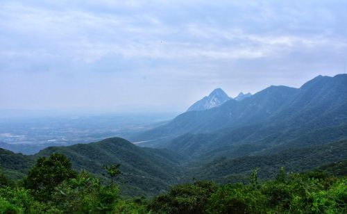 嵩山位于河南省登封市西北面，西邻古都洛阳，东临郑州