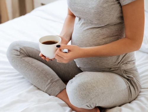 孕初期晨吐是什么原因(怀孕早期晨吐怎么回事)