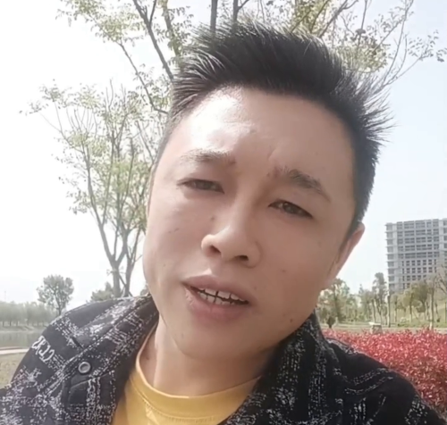 男人收到的第一束花是在坟前(男人收到的第一束花是墓碑前什么意思)