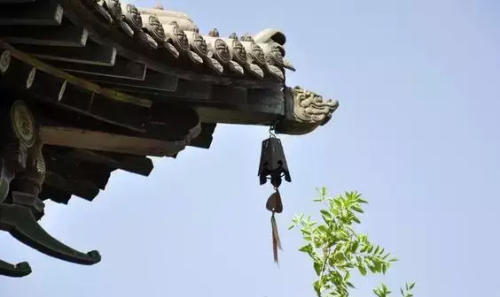 寺院屋檐下为什么要挂铃铛呢(寺庙屋角为什么挂铃铛)