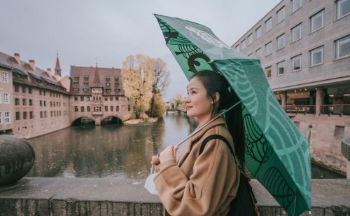 下雨天公交站等车的少女(下雨天在公交车上的照片)